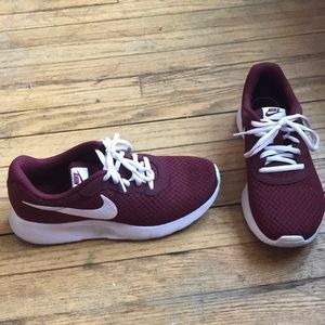 NIKE MAROON TANJUN